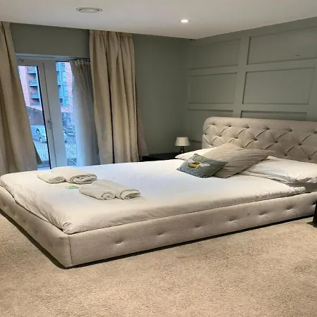Dom wakacyjny Stylish Townhouse With Parking - Pass The Keys