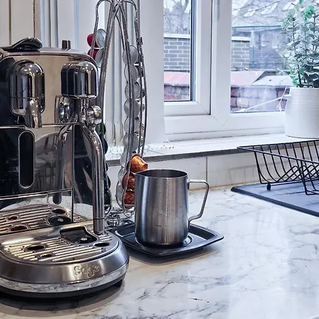 Massive And Stylish 5 Bed House - Sleeps 13 - Free Parking Manchester