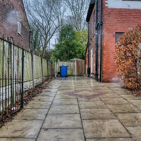 3 Bedrooms Sleeps 7 Free Parking *