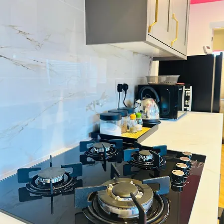 Getaway Bright & Spacious With Parking * Manchester