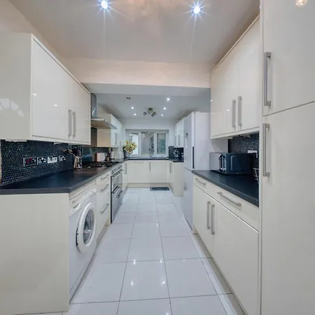 Vakantiehuis 3 Bedrooms Sleeps 7 Free Parking *