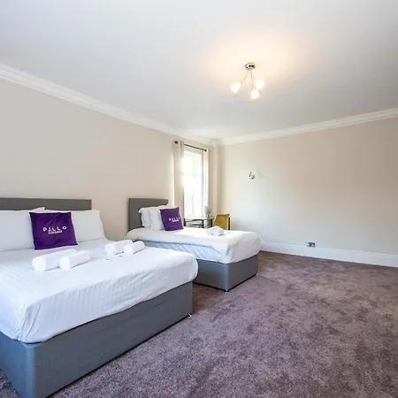 Дом отдыха Detached House In Prestwich Sleeps 10 With Parking Манчестер
