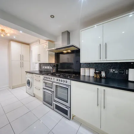 3 Bedrooms Sleeps 7 Free Parking * Manchester