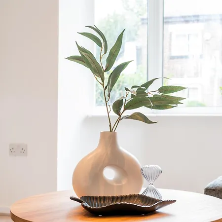 Comfort & Style In Salford - Sleeps 8 Manchester