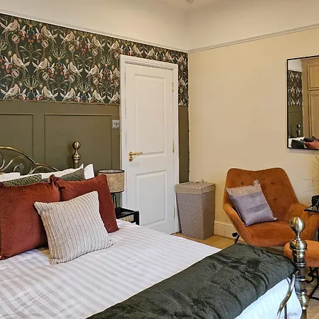 Massive And Stylish 5 Bed House - Sleeps 13 - Free Parking