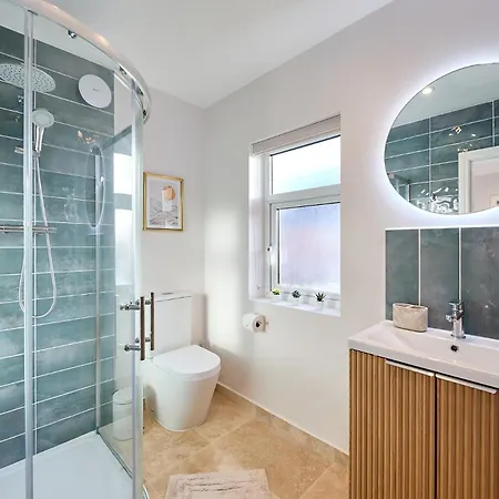 Stylish 4 Bed In Old Trafford Next To Mufc