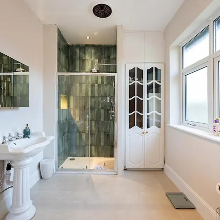 Detached House In Prestwich Sleeps 10 With Parking Дом отдыха