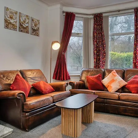 3 Bedrooms Sleeps 7 Free Parking Vakantiehuis *