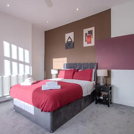 Modern & Spacious 4-bedroom Home, Family & Contractor Friendly,