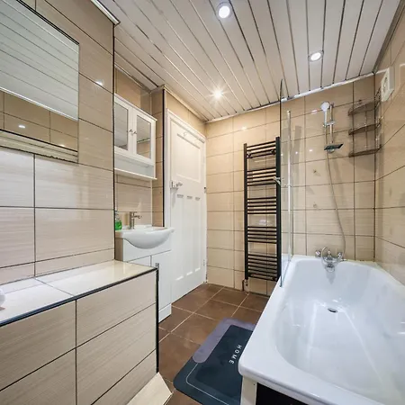 3 Bedrooms Sleeps 7 Free Parking * Manchester