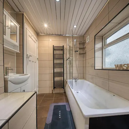 3 Bedrooms Sleeps 7 Free Parking * Manchester