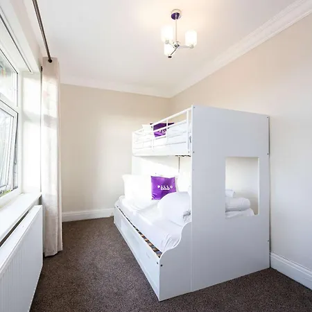 Detached House In Prestwich Sleeps 10 With Parking Дом отдыха