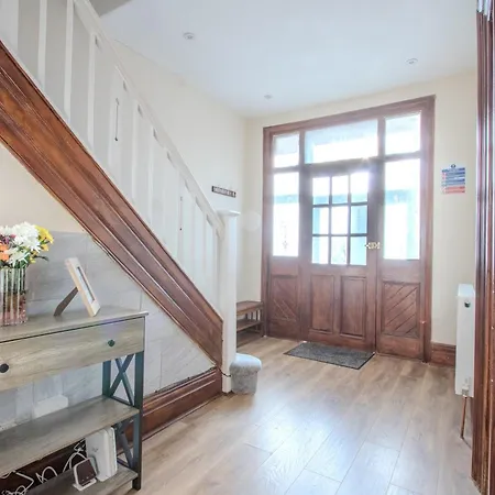 Casa de Férias Modern & Spacious 4-bedroom Home, Family & Contractor Friendly, Manchester