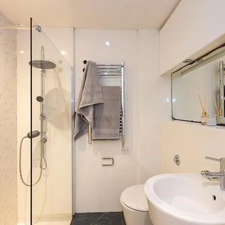 Stylish & Modern 3br - Garden, Parking & Ps5