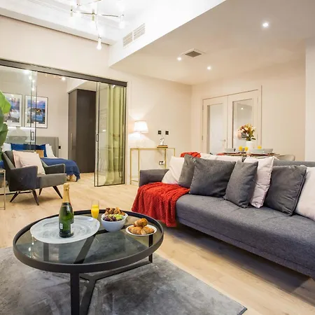 Stylish Modern Escape In The Heart Of דירה *