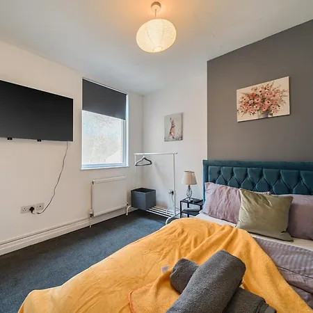 Six Bedroom Group Near Mediacityuk With Garden And Lockbox Check In