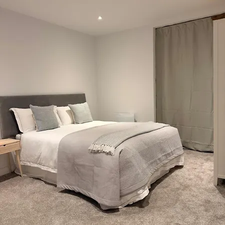 Cozy Two Bedroom דירה