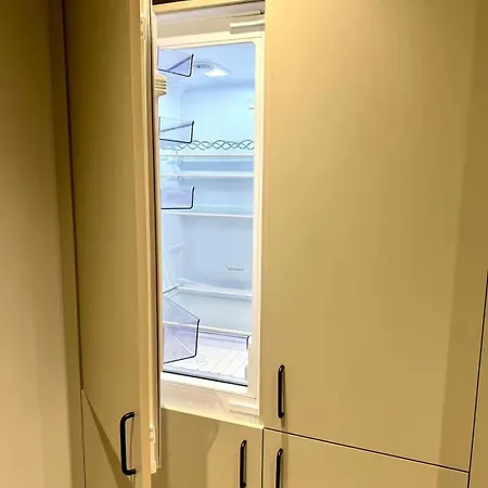 דירה 2bed With Balcony & Views Centre *