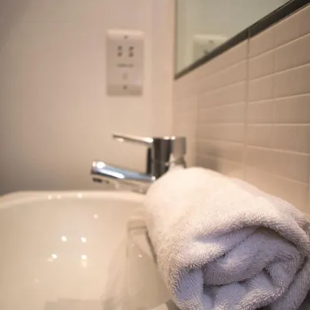 Spacious 2bdr By Torr Group Short Lets & Serviced With Free Underground Allocated Parking דירה