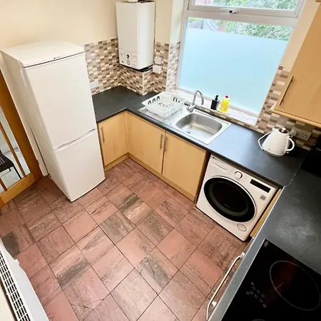 Spacious 2-bed Near Centre Apartment
