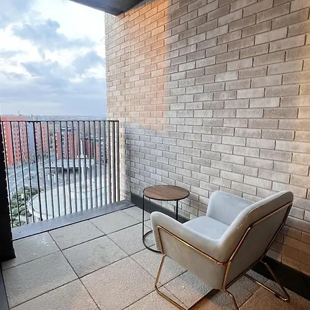 2bed 2bath Balcony Smart Tv 20mins To Airport Gym Apartment