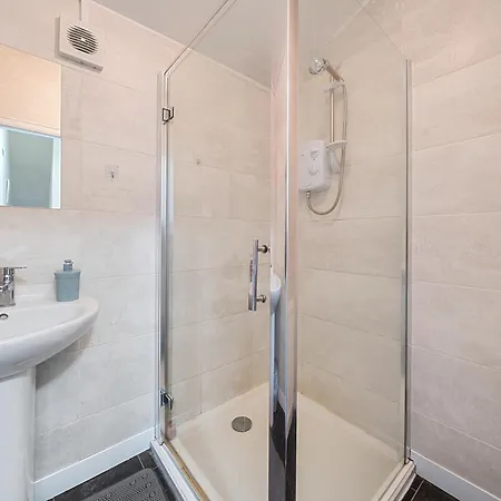 Six Bedroom Group Near Mediacityuk With Garden And Lockbox Check In