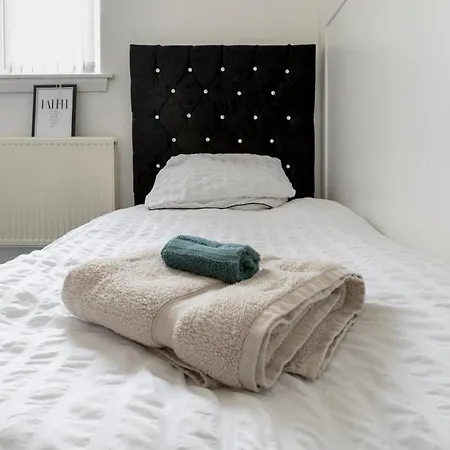 Free Parking, Large House For Contractors & Families, Sleeps 6, 15mins To Centre * Manchester