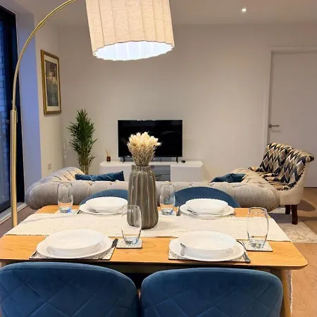 Cozy Two Bedroom דירה