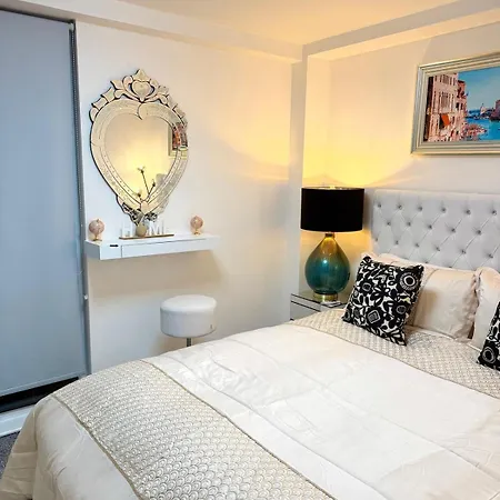 Apartamento Mega12 Luxury Modern At Centre,2 Bath, 2 Toilets, 2 King Beds,-free Car Park