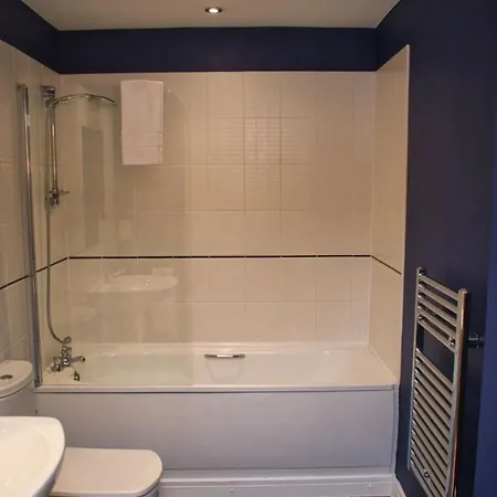 Spacious 2bdr By Torr Group Short Lets & Serviced With Free Underground Allocated Parking דירה