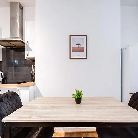 Appartement Spacious 4 Bedroom House With Pacman,darts, Netflix By Vista Short Lets