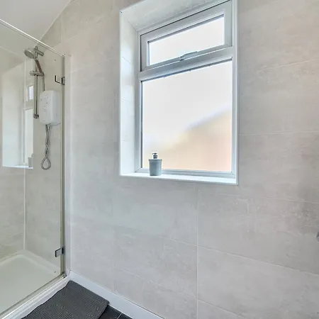 Apartamento Six Bedroom Group Near Mediacityuk With Garden And Lockbox Check In