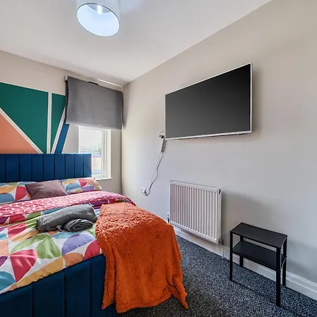 Six Bedroom Group Near Mediacityuk With Garden And Lockbox Check In Manchester