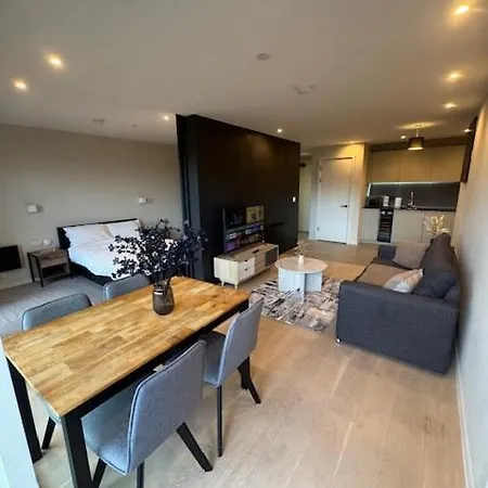 2bed With Balcony & Views Centre *