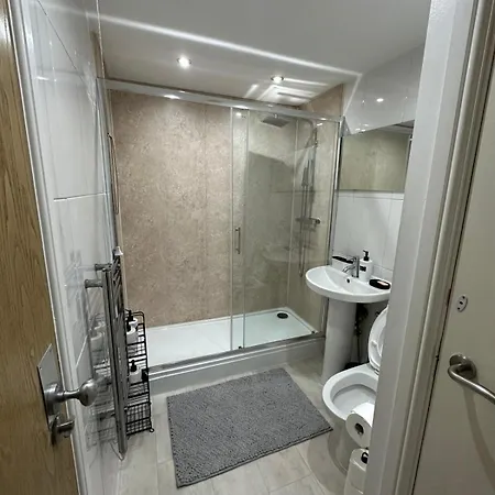 Modern Essential Flat In Chorlton דירה