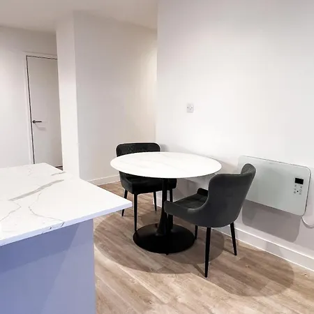 2bed 2bath Balcony Smart Tv 20mins To Airport Gym Apartment Manchester