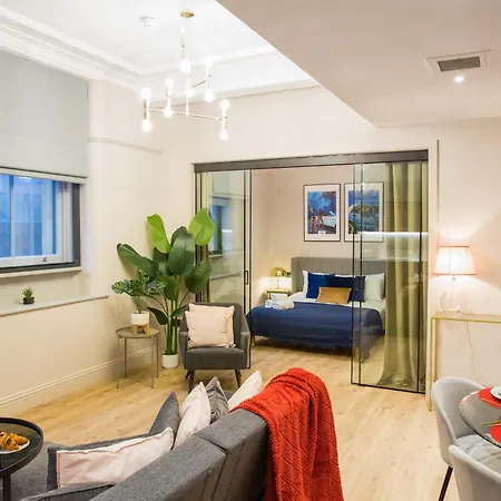 Stylish Modern Escape In The Heart Of דירה *