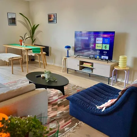 Boutique Centre Apartment, Balcony, Parking