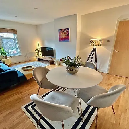 Modern 2-bed For Work * Манчестер