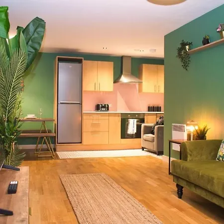 Spacious 2bdr By Torr Group Short Lets & Serviced With Free Underground Allocated Parking Apartament Manchester