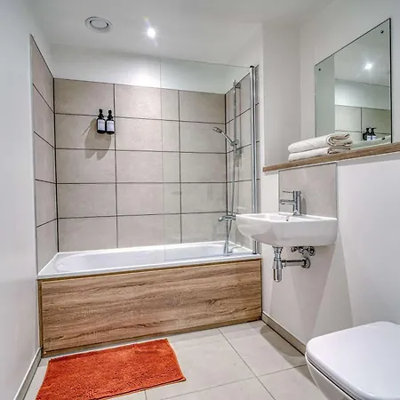 1-br Flat In Eccles - 1 Minute Walk To Train & Tram Station - Sleeps 3 * Manchester