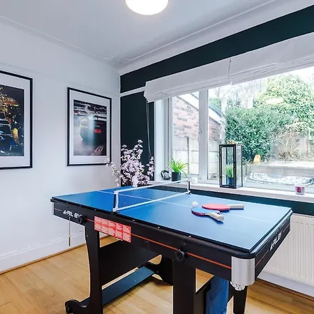 Appartement Stylish Home, Sleeps 7, Pool Table, Free Parking, Free Wi-fi, Full Kitchen, Perfect For Groups *