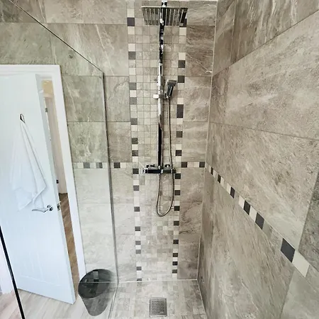 Newly Renovated 2-bedroom * 맨체스터