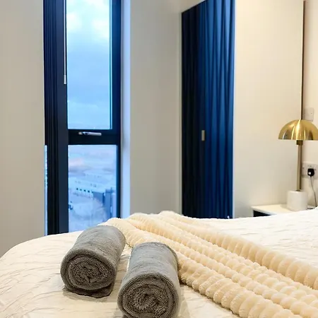 2bed 2bath Balcony Smart Tv 20mins To Airport Gym Apartment Manchester