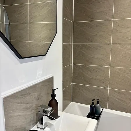 The Haven - 2 Bed Cozy - Sleeps 6 - Private Parking Манчестер