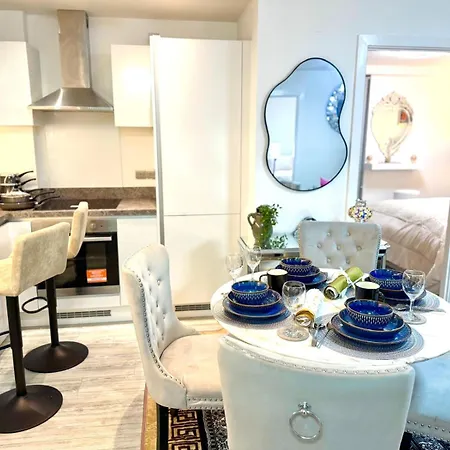 Apartamento Mega12 Luxury Modern At Centre,2 Bath, 2 Toilets, 2 King Beds,-free Car Park *