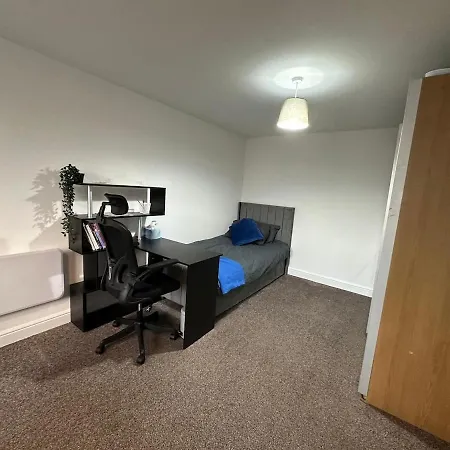 Modern Essential Flat In Chorlton דירה
