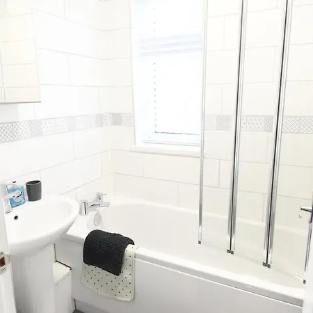 Renovated 3 Bed Near Airport And City, Free Parking *