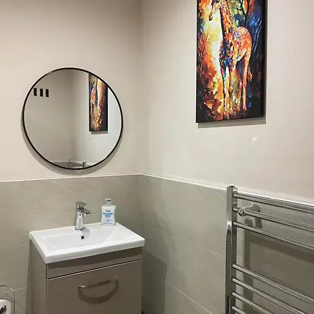 Stylish Flat With 2 Double Beds - Pass The Keys *