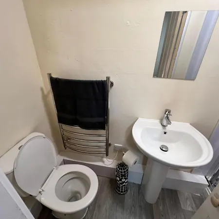 Cosy One-bedroom Ground Floor Flat In Eccles, דירה